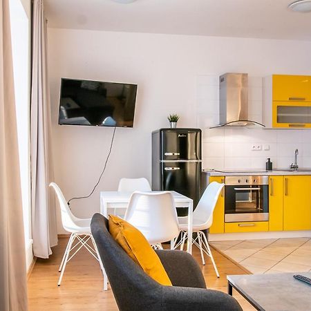 אוסטרבה Yellow Apartment מראה חיצוני תמונה