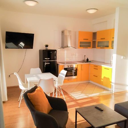 אוסטרבה Yellow Apartment מראה חיצוני תמונה