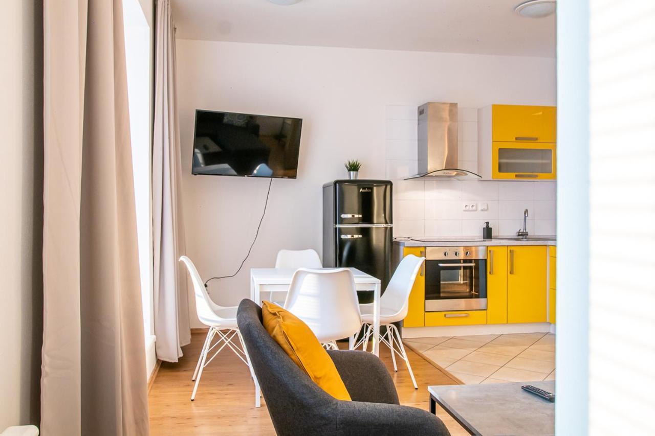 אוסטרבה Yellow Apartment מראה חיצוני תמונה