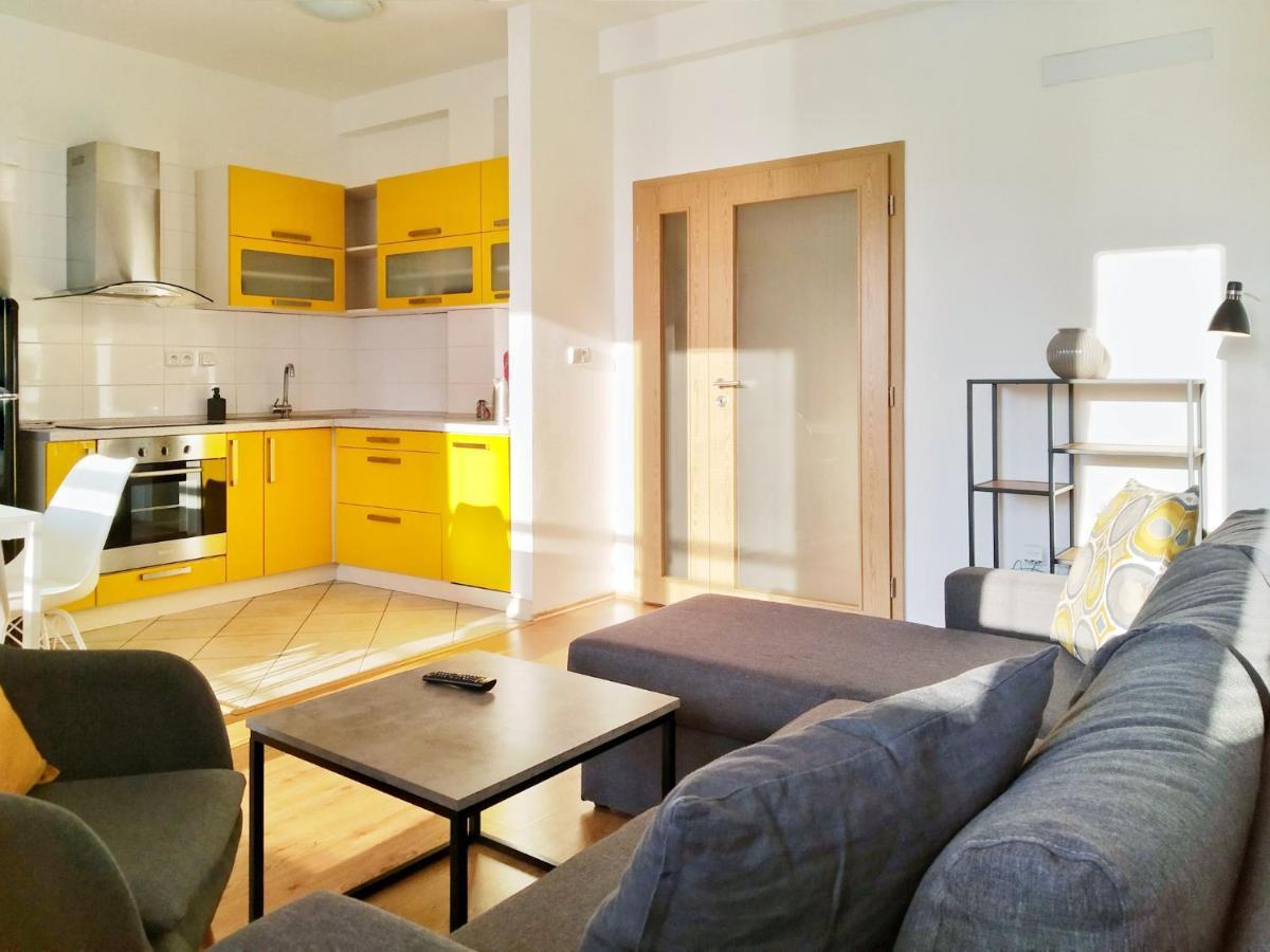 אוסטרבה Yellow Apartment מראה חיצוני תמונה