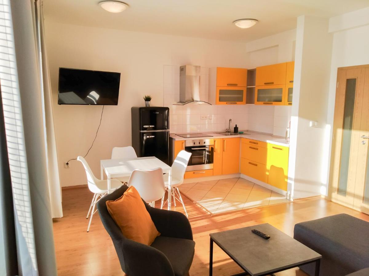 אוסטרבה Yellow Apartment מראה חיצוני תמונה