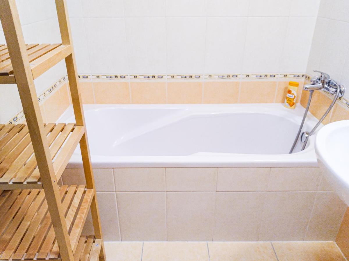 אוסטרבה Yellow Apartment מראה חיצוני תמונה