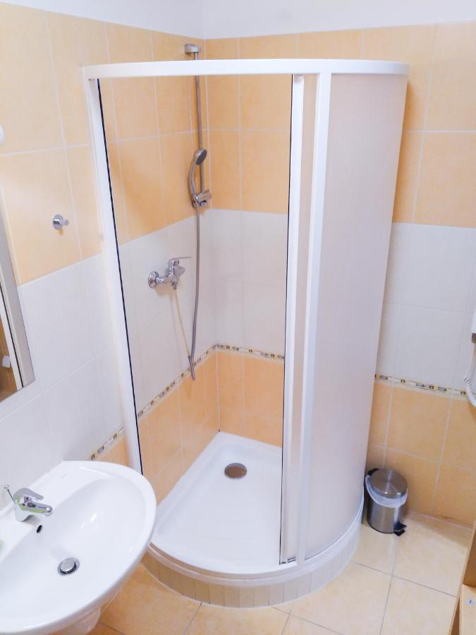 אוסטרבה Yellow Apartment מראה חיצוני תמונה