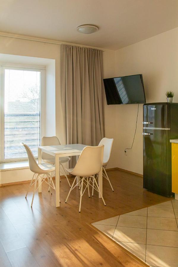 אוסטרבה Yellow Apartment מראה חיצוני תמונה