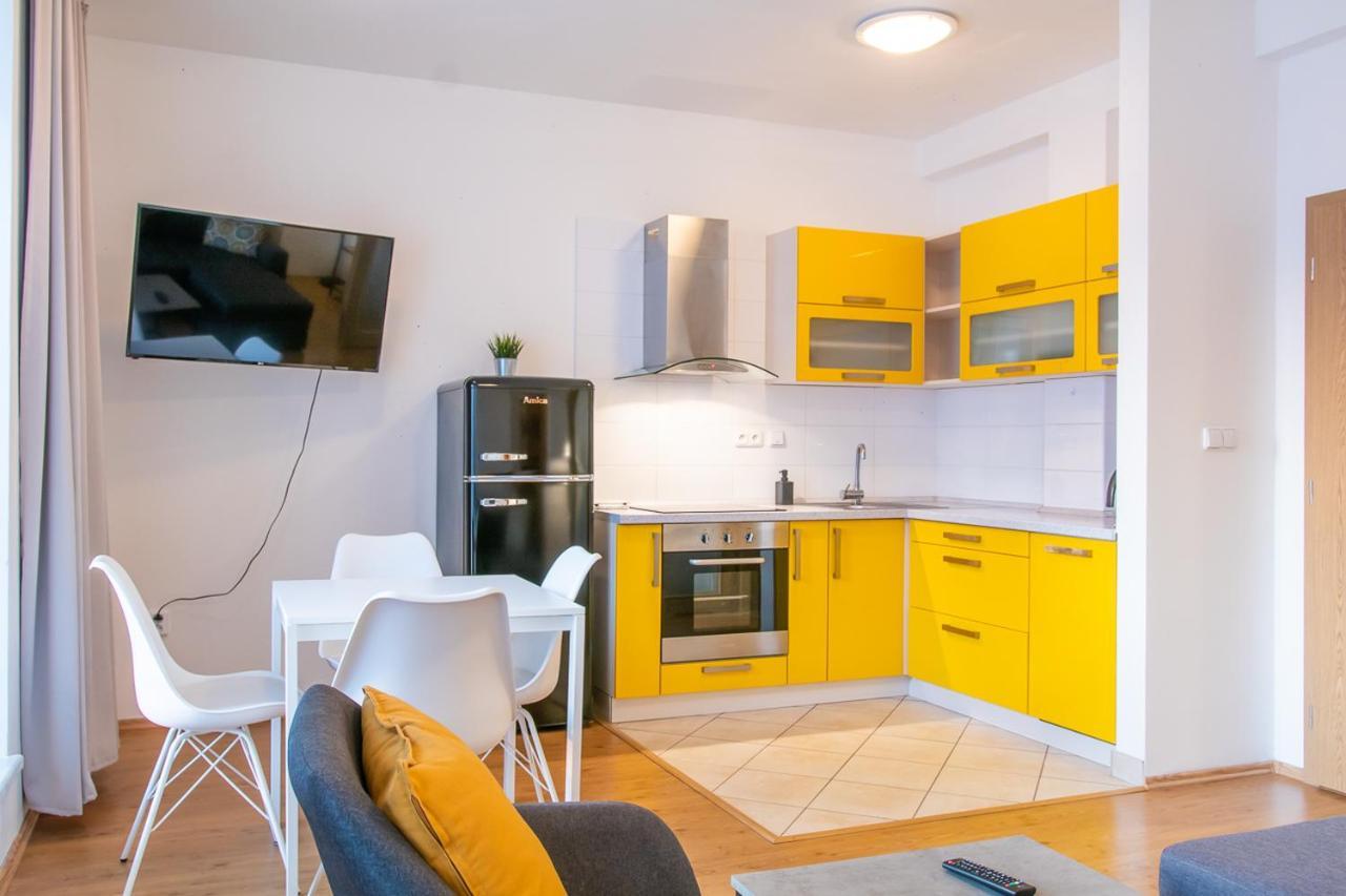 אוסטרבה Yellow Apartment מראה חיצוני תמונה