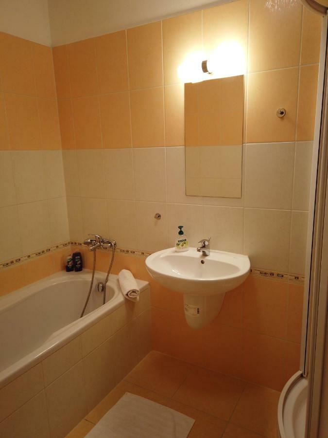 אוסטרבה Yellow Apartment מראה חיצוני תמונה
