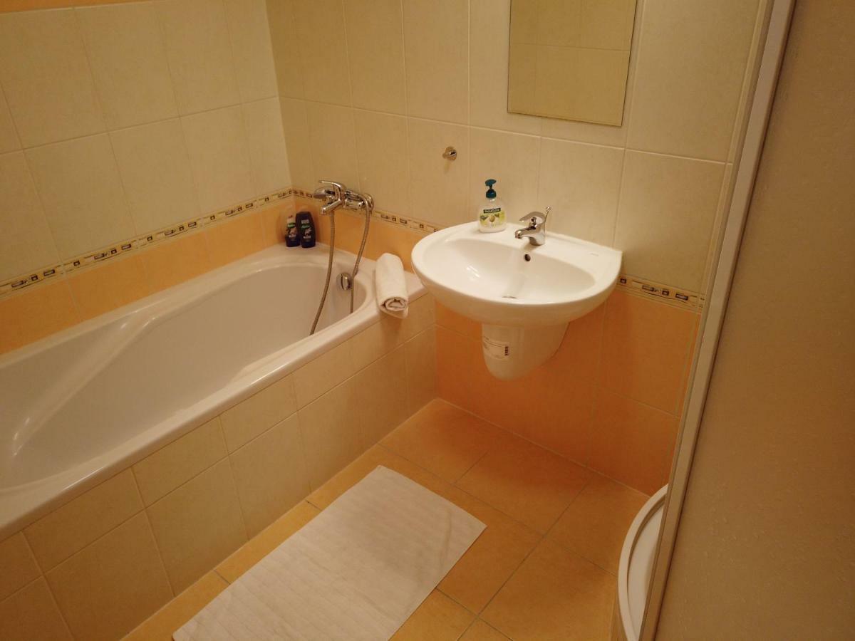 אוסטרבה Yellow Apartment מראה חיצוני תמונה